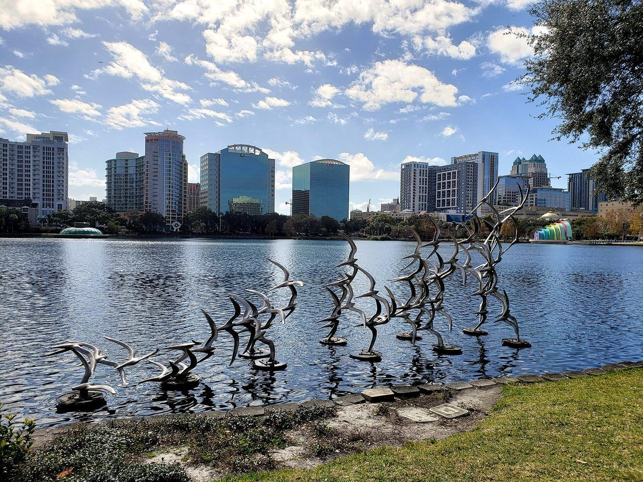 Lake Eola and the downtown Orlando skyline at dusk