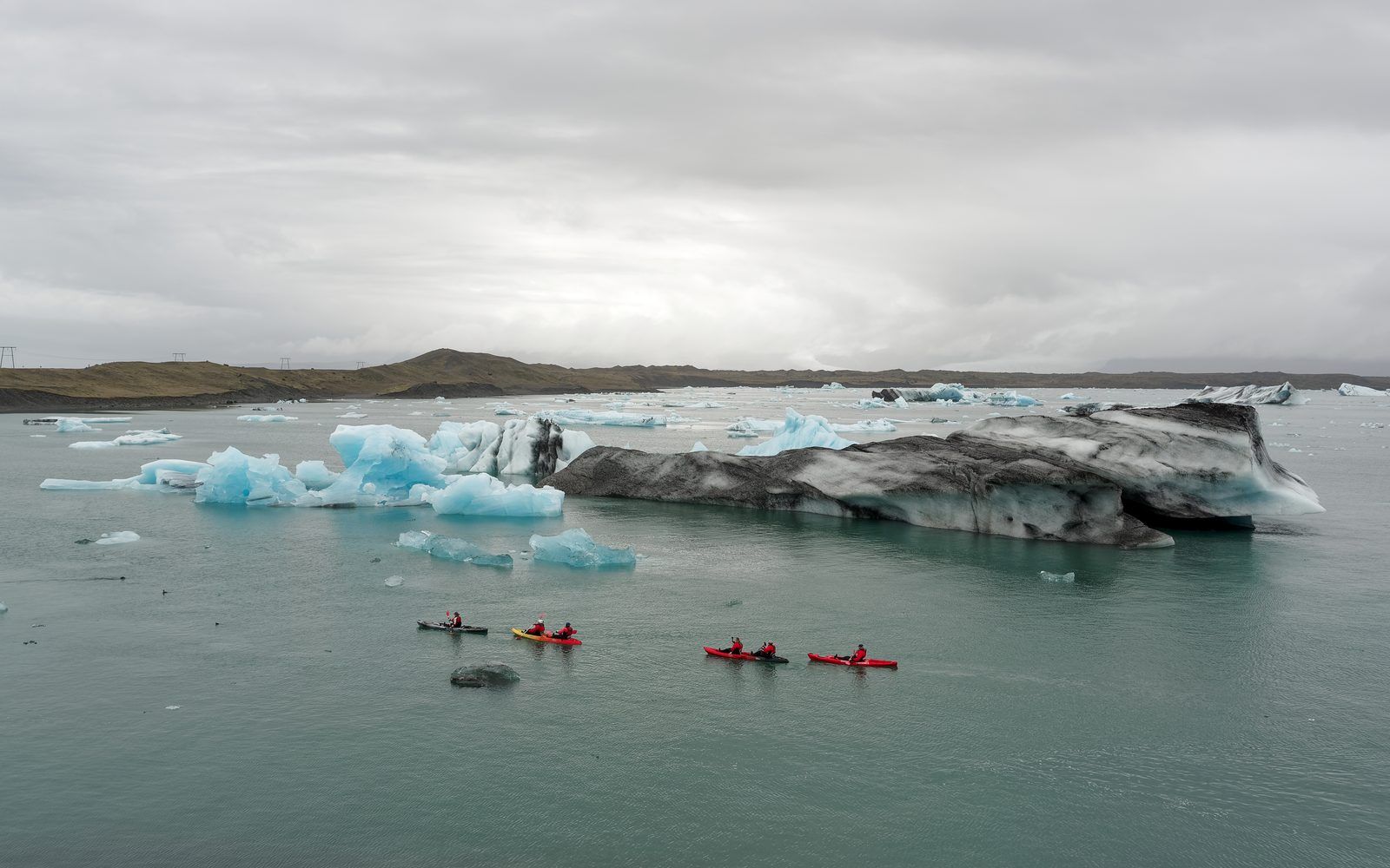 Icebergs drifting in the Jökulsárlón lagoon